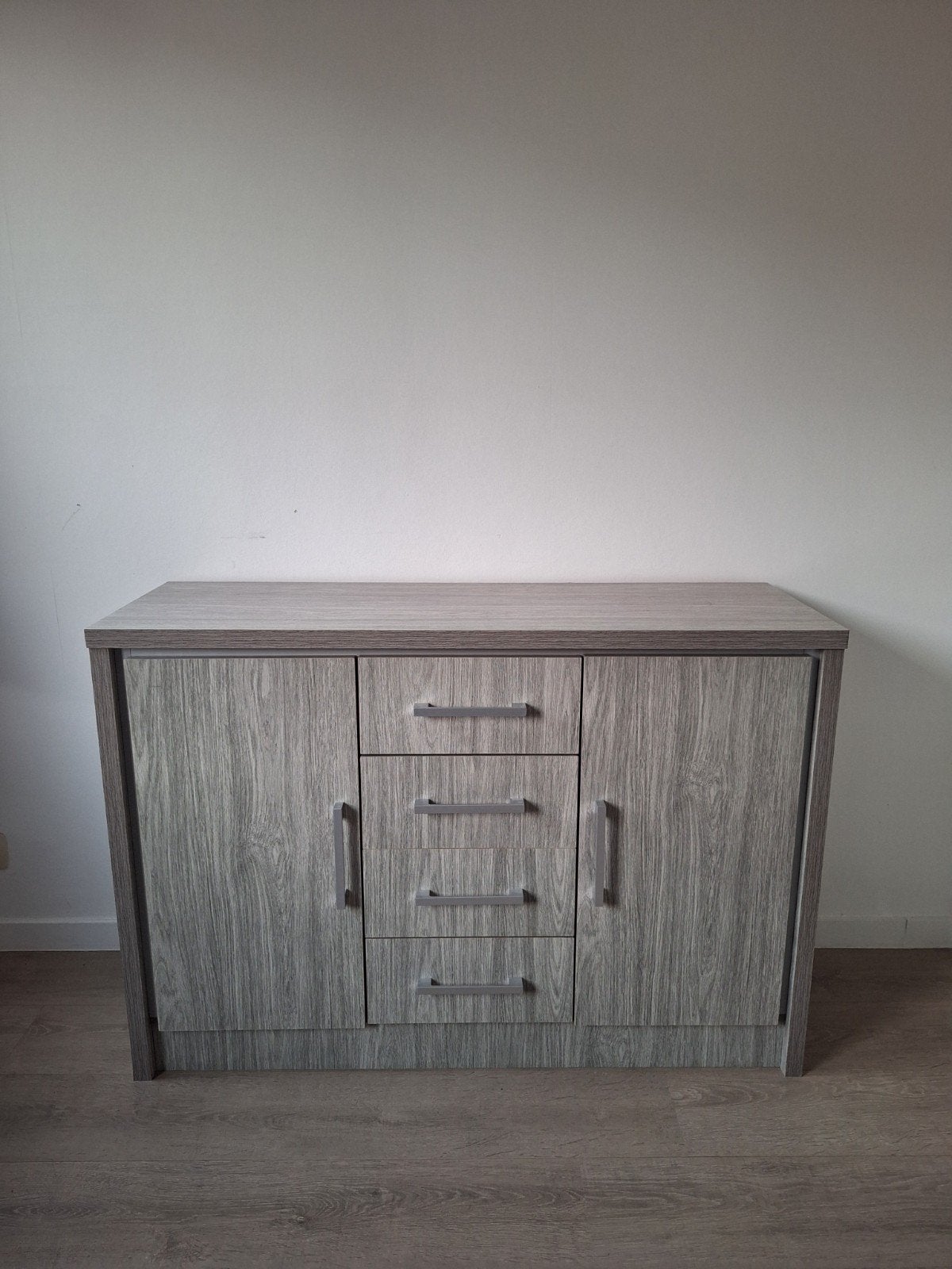 Grijze dressoir, Ophalen