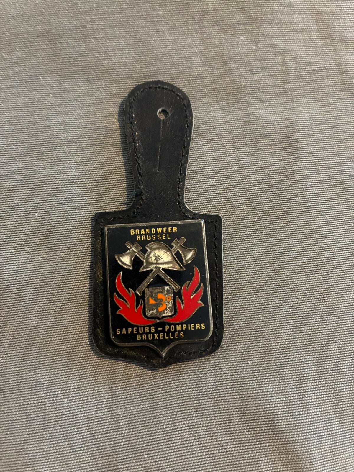 insigne blason vintage sapeurs pompiers de Bruxelles, Verzamelen, Speldjes, Pins en Buttons, Ophalen, Gebruikt, Overige onderwerpen
