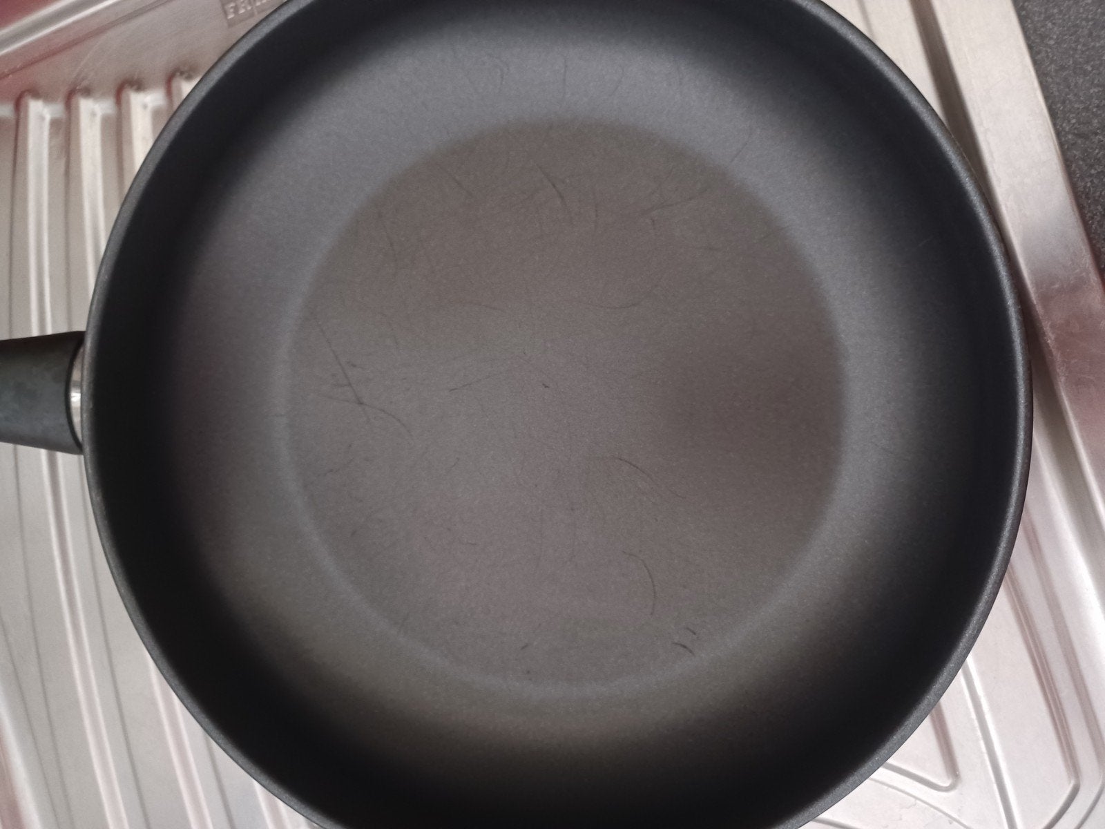 Pan zwart
Gebruikt in goede staat
21 diameter
Werkt op een v, Ophalen
