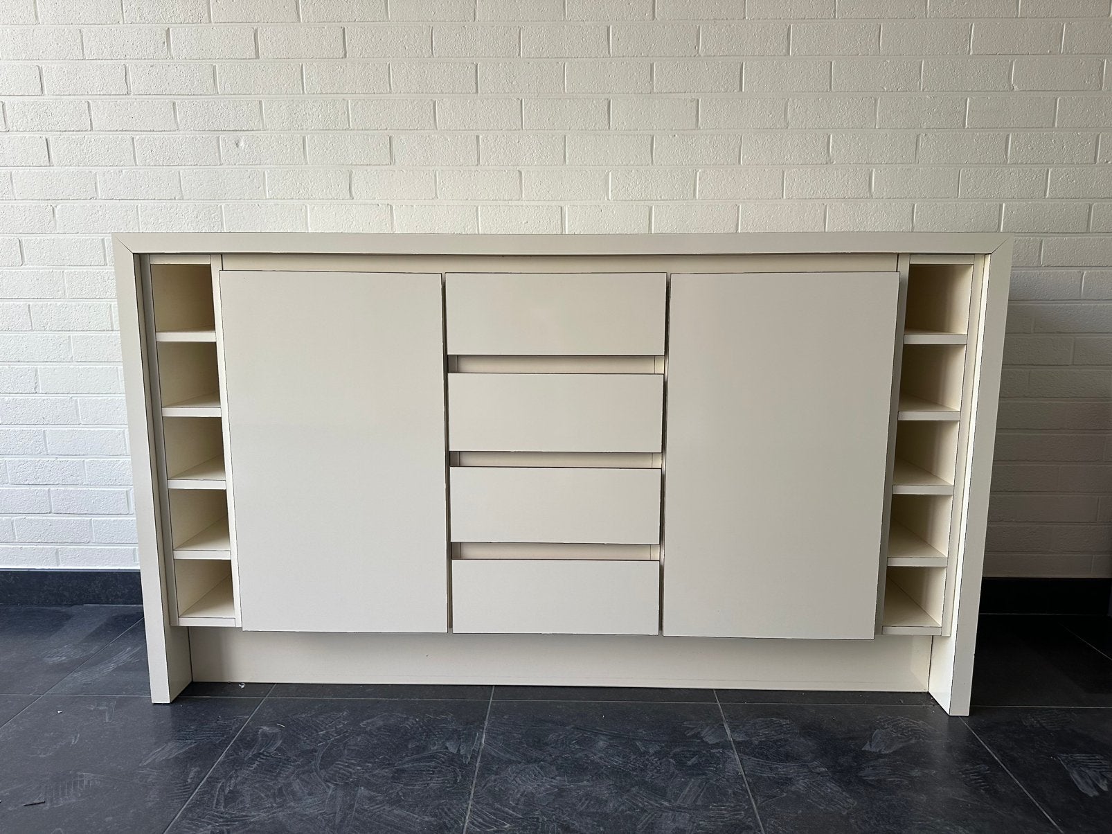 Moderne witte dressoirkast met veel opbergruimte, Ophalen, Gebruikt, 150 tot 200 cm, 25 tot 50 cm