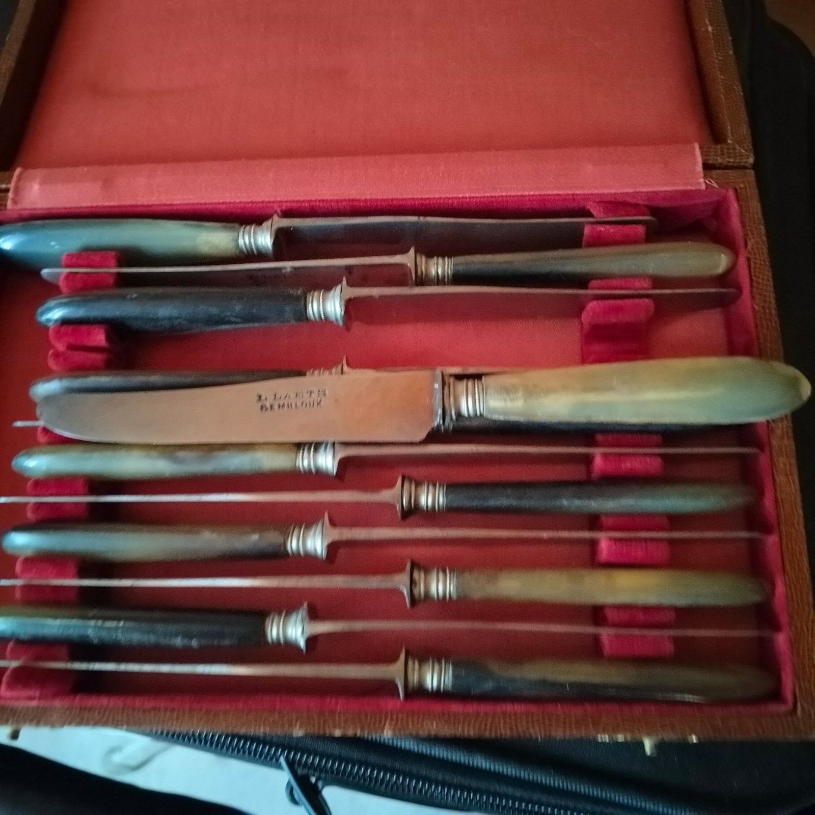 Lot de 12 couteaux dans un coffret, Antiquités & Art, Enlèvement ou Envoi