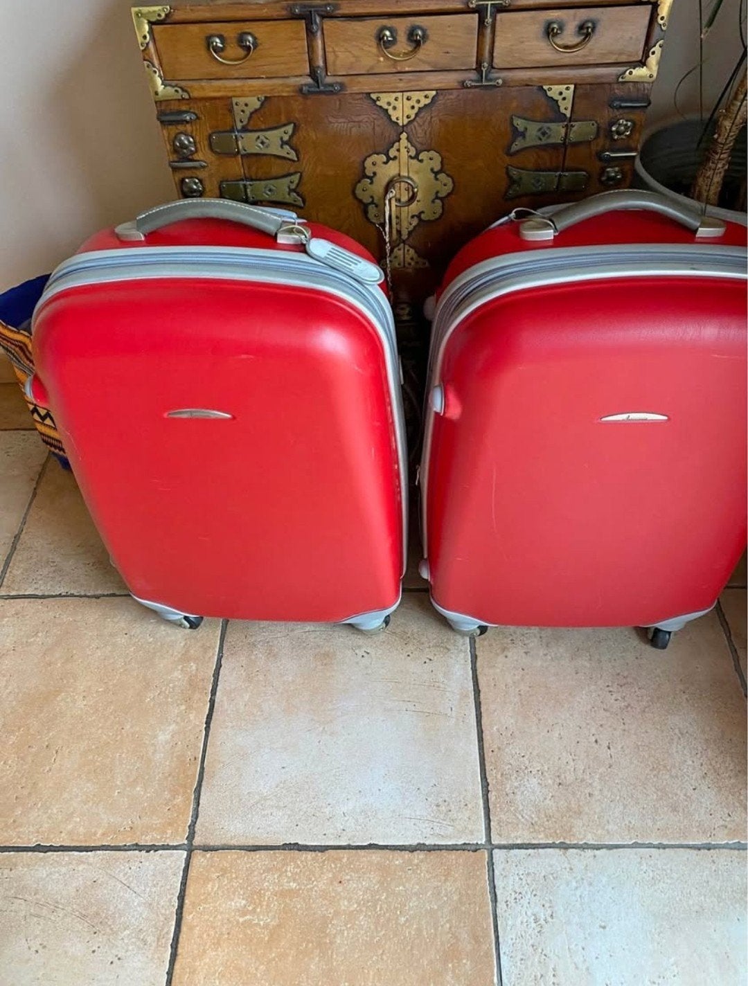 Lot de 2 grandes valises Ambassador rouges, Enlèvement ou Envoi, Roulettes