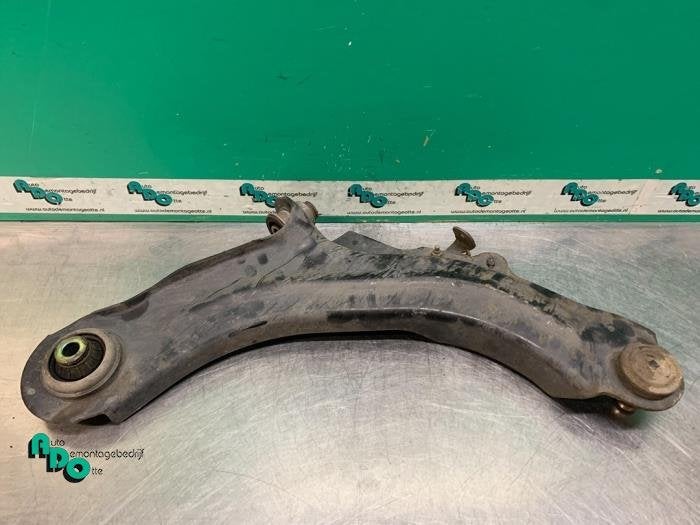 Bras de suspension avant gauche d'un Renault Megane (Megane, Renault, -, 3 mois de garantie, Utilisé