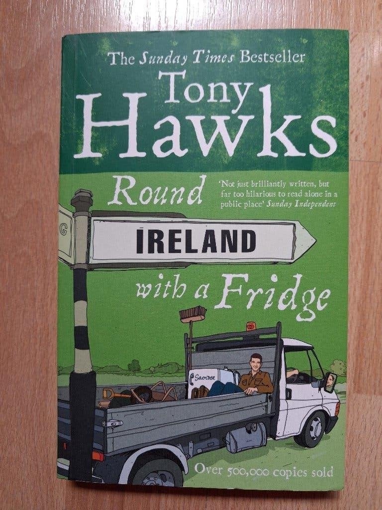 ROUND IRELAND WITH A FRIDGE - TONY HAWKS - ENGELS, Livres, Récits de voyage, Enlèvement ou Envoi, Europe