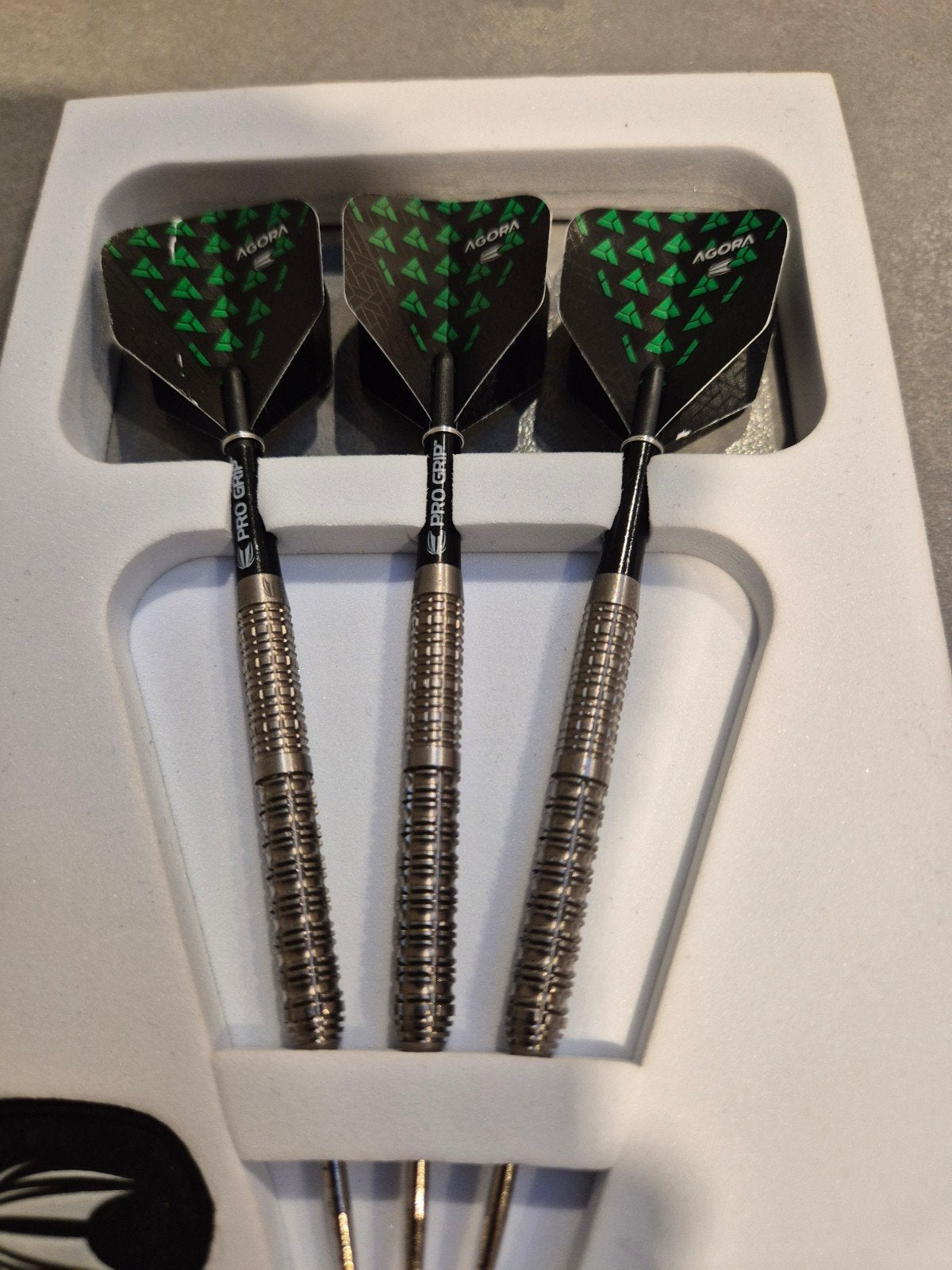 Target Agora A05 Swiss Point, Sport en Fitness, Darts, Ophalen of Verzenden, Zo goed als nieuw, Pijlen