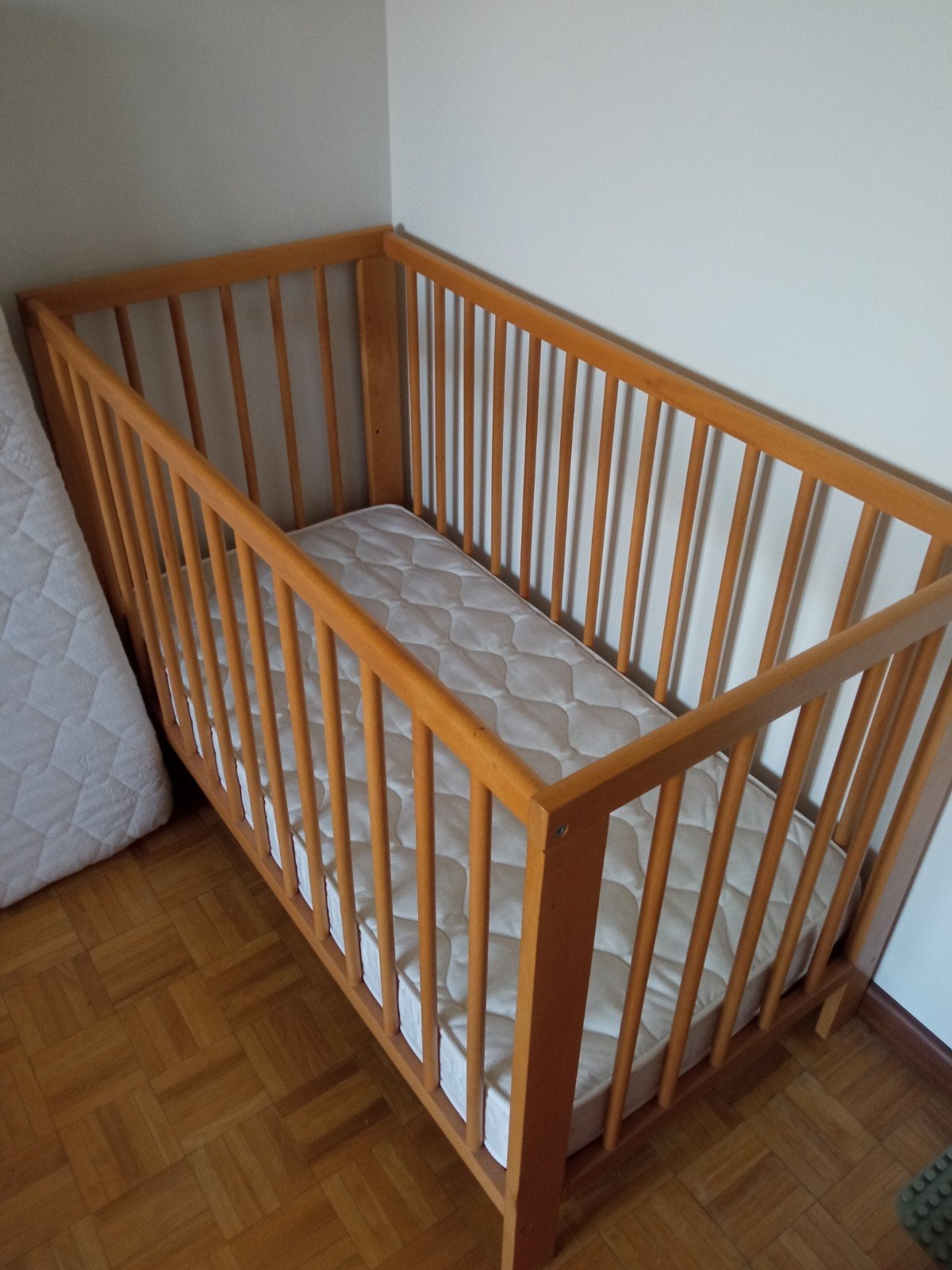 Babybed in beukenhout 60 x 120 en 2 zeer propere matrassen., Kinderen en Baby's, Ophalen