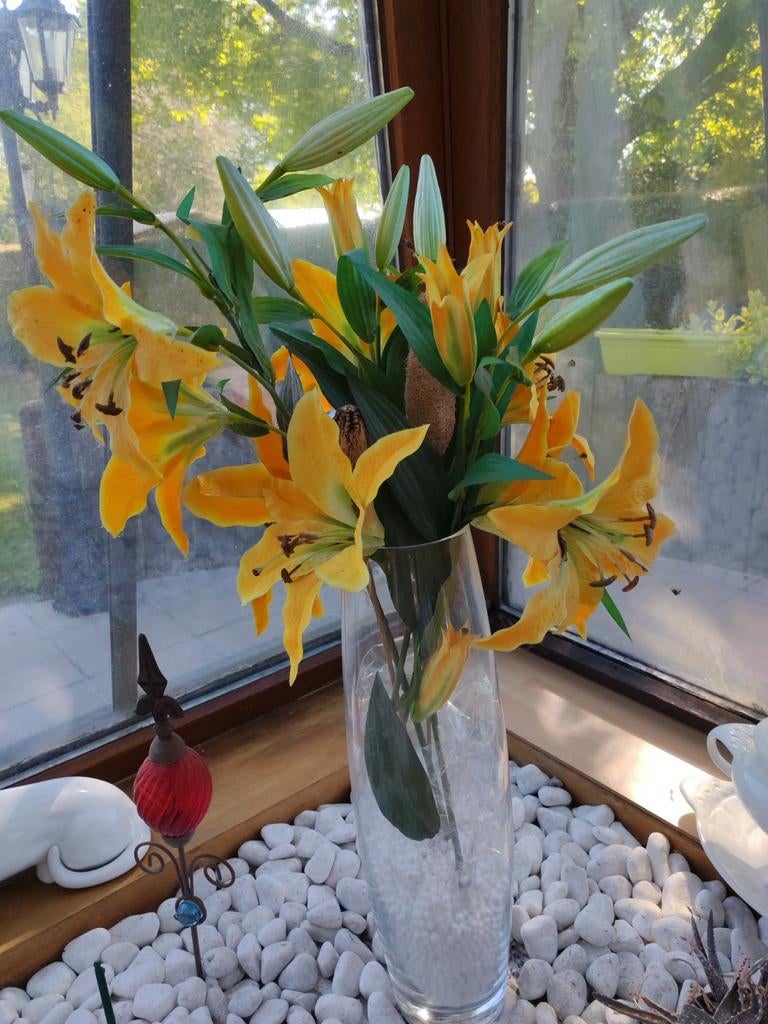 Vase avec fleurs artificielles, Ophalen