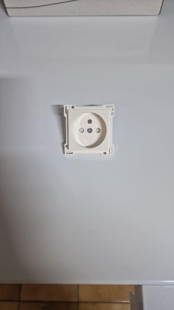 Niko afwerkingsset voor stopcontact met aarding 28,5mm 2x, Ophalen, Nieuw, Stopcontact