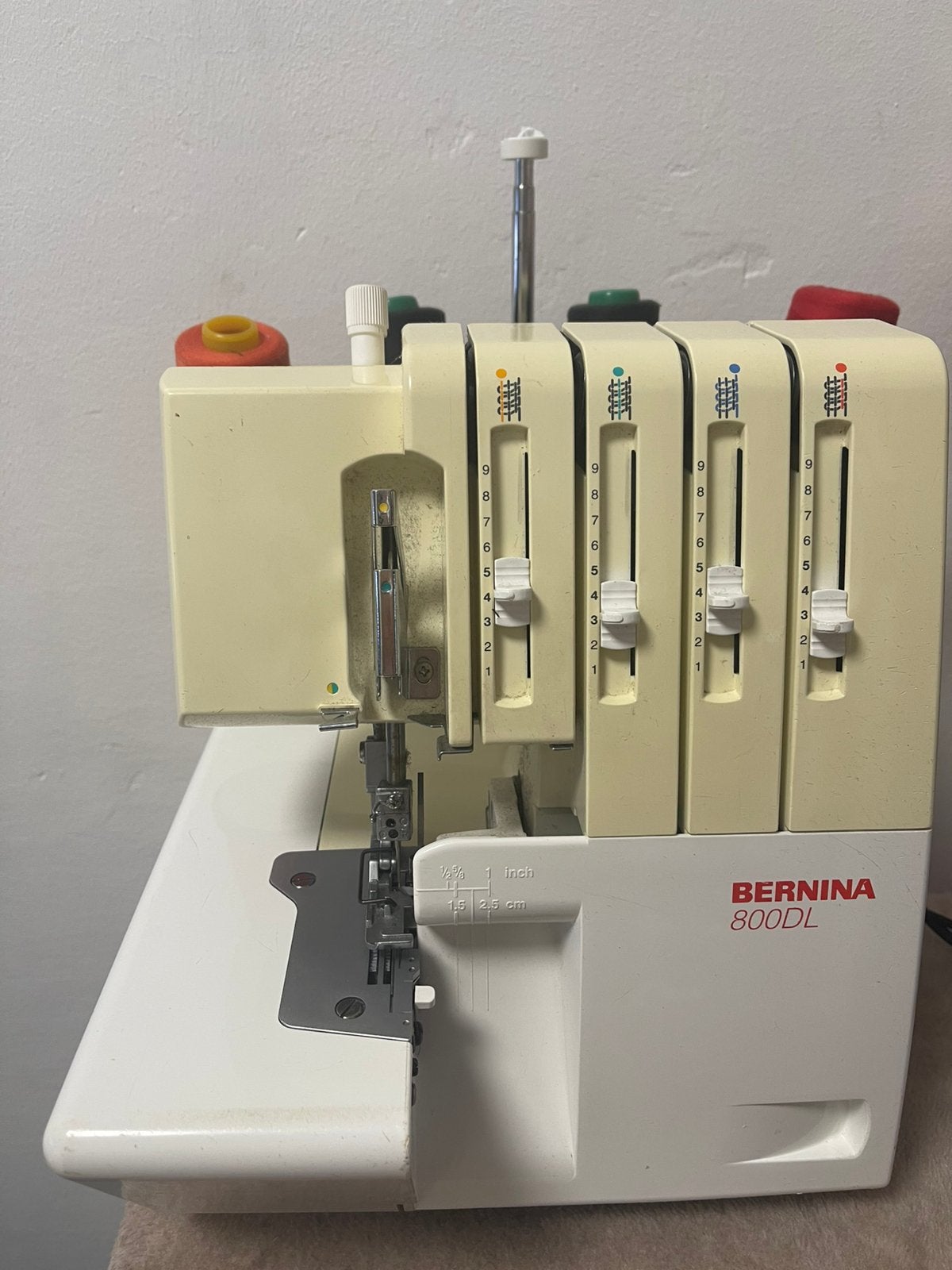 La machine à verrouiller Bernina 800DL est comme neuve, Antiquités & Art, Enlèvement