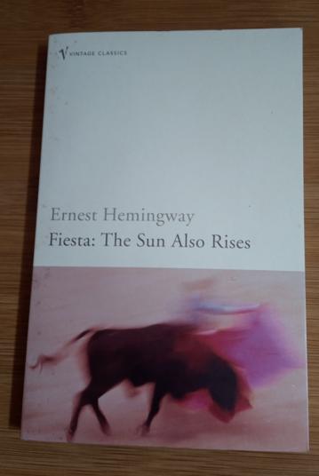 "Fiesta: the Sun Always Rises" (Ernest Hemingway) paperback, Boeken, Ophalen of Verzenden, Zo goed als nieuw