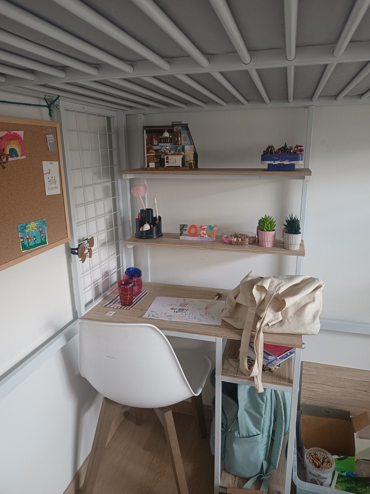 Hoogslaper (140 x 200) wit metaal met trap en buro, Huis en Inrichting, Ophalen, Hoogslaper