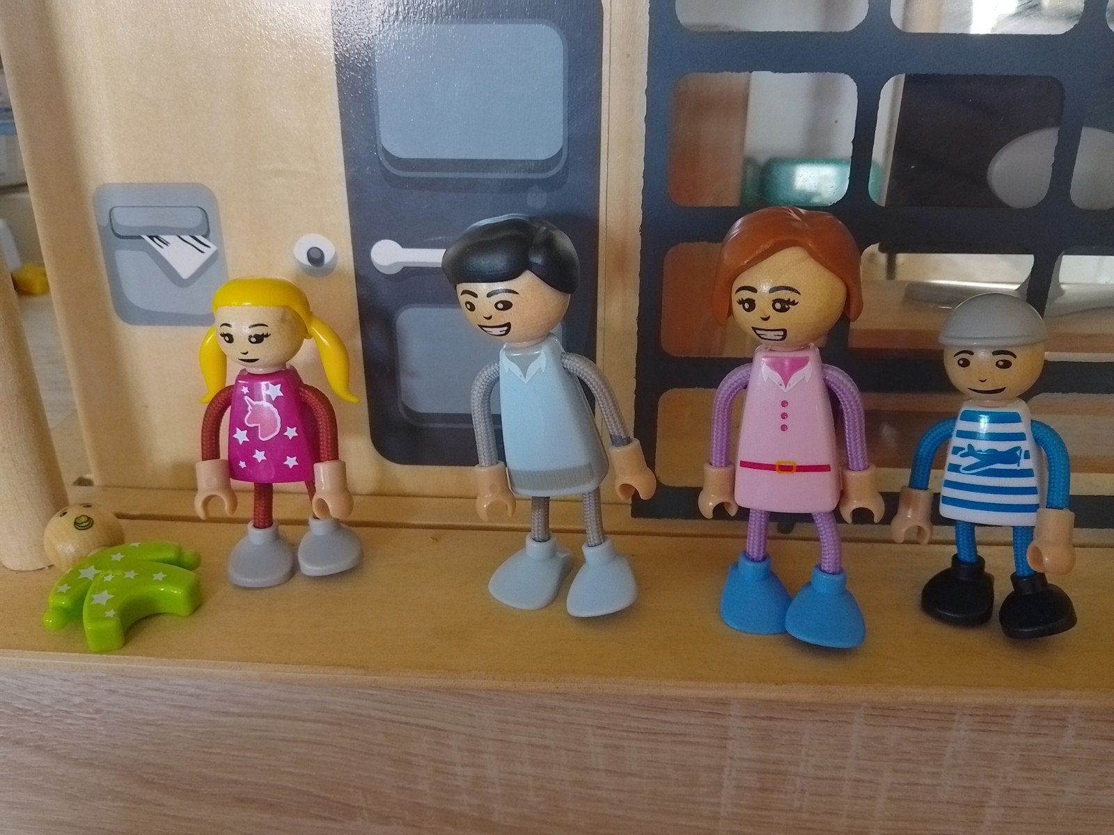 Houten poppenhuis met popjes en toebehoren, Verzamelen, Ophalen of Verzenden, Poppenhuis