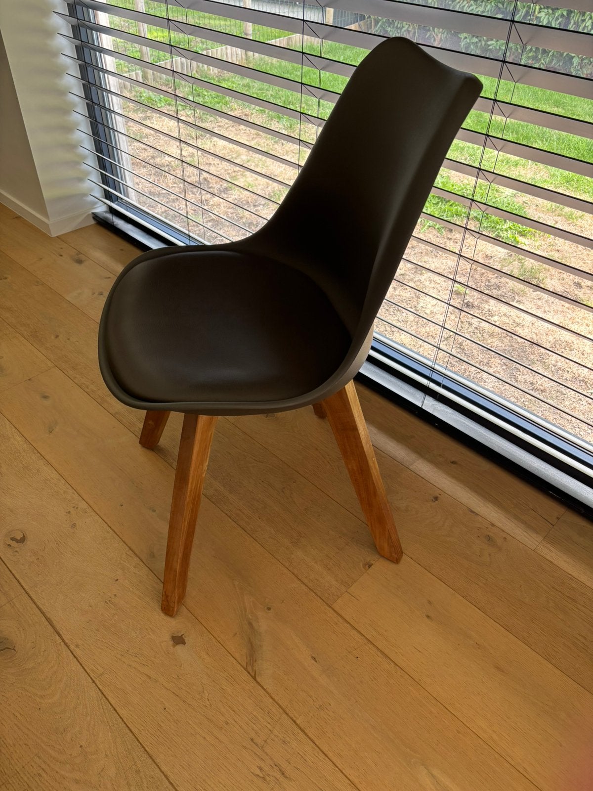 Set van 8 eetkamerstoelen – taupe/bruin met teakpoten, Huis en Inrichting, Stoelen, Ophalen, Zo goed als nieuw, Bruin, Hout