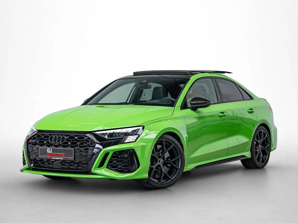 Audi RS3 QUATTRO|CERAMIC BRAKES|PANO|360|FABRIEKSGARANTIE, Auto's, Automaat, RS3, USB, Alcantara