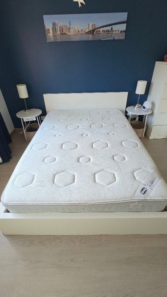 Lit avec sommier, matelas et tables de chevet, 140 cm, Enlèvement, Utilisé, Blanc