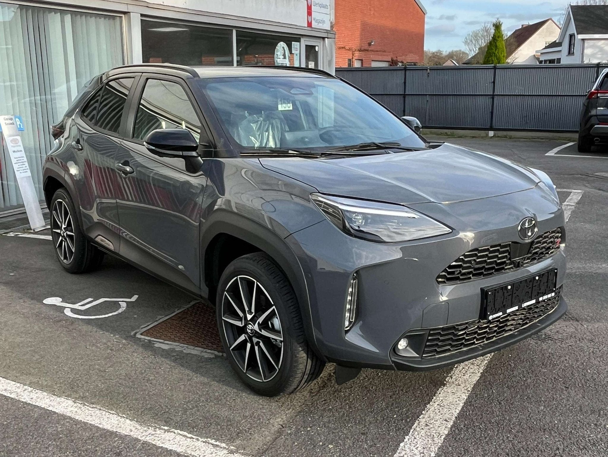 Toyota Yaris Cross 1.5HYB 130PK GR Sport + Luxury Pack, Autos, Argent ou Gris, Achat, Euro 6, Entreprise