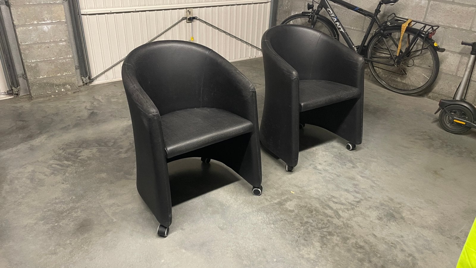 Set van 2 zwarte clubstoelen op wieltjes, Enlèvement, Utilisé, Noir, Deux