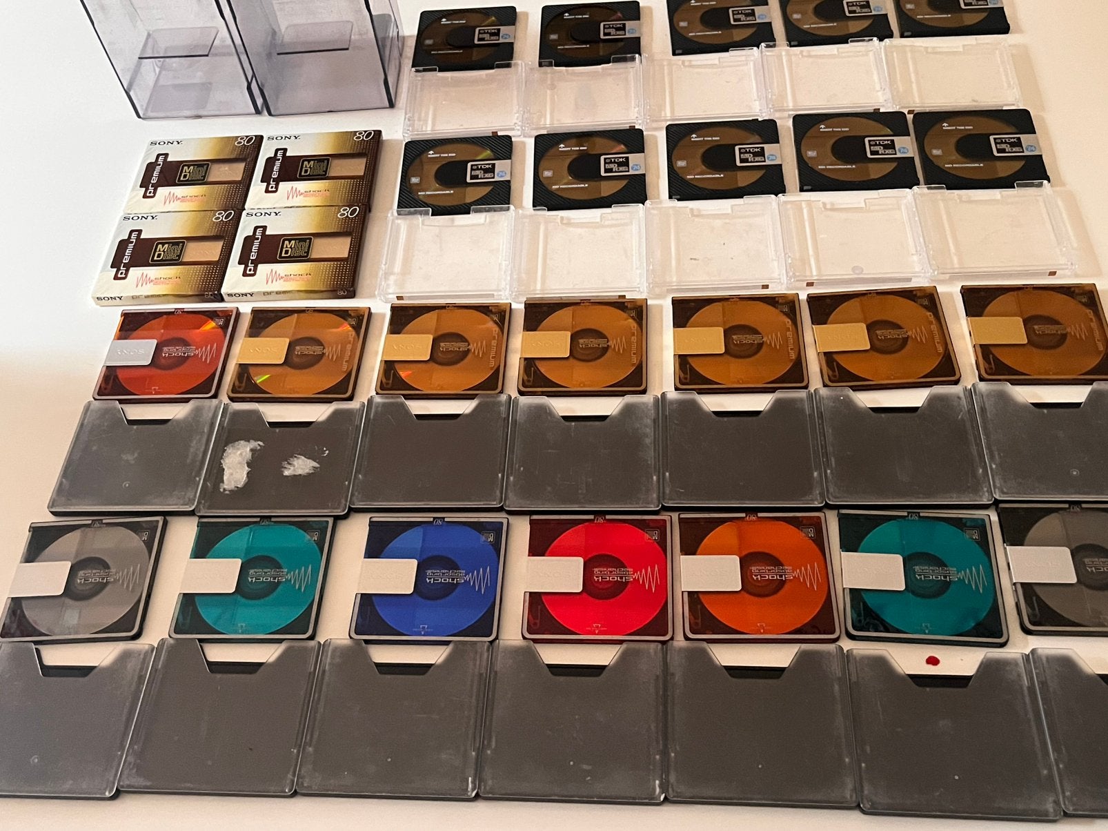 Lot 28 minidiscs waarvan 4 nieuw in verpakking, TV, Hi-fi & Vidéo, Walkman, Discman & Lecteurs de MiniDisc, Enlèvement, Enregistreur MiniDisc