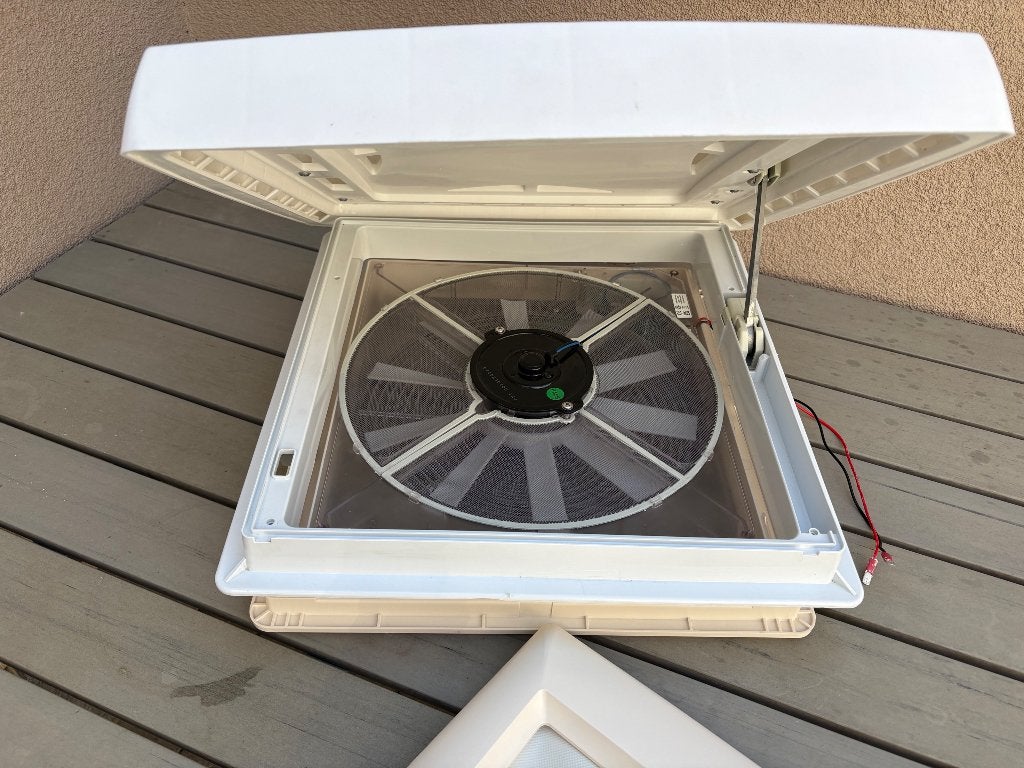 Thule vent 12V wit 40x40, Caravans en Kamperen, Mobilhome-accessoires, Ophalen, Zo goed als nieuw