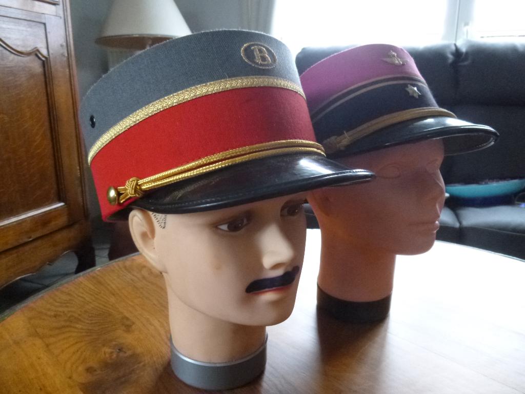 Twee voormalige Belgische NMBS-kepi, Ophalen of Verzenden, Gebruikt, Hoed, Pet, of Sjaal