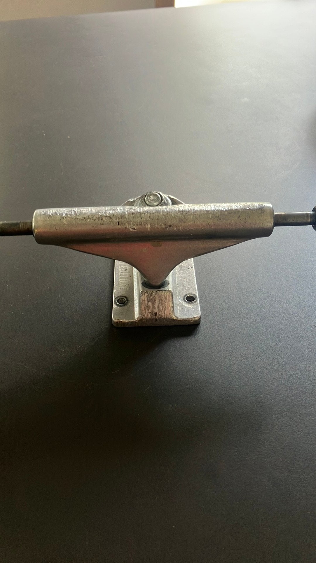 Skatedeluxe skateboard trucks, grijs, voor 8-8,25 en kleiner, Sport en Fitness, Ophalen of Verzenden, Skateboard