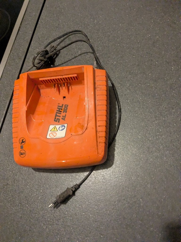 STIHL AL 300 snellader voor AP-accu's, Tuin en Terras, Ophalen, Gebruikt, Overige soorten