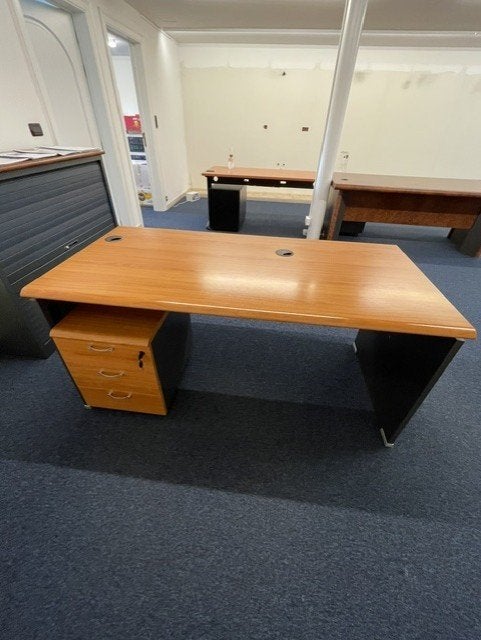 divers bureaux, armoires et chaises, Maison & Meubles, Enlèvement, Goulotte de câbles, Utilisé, Bureau-armoire combiné