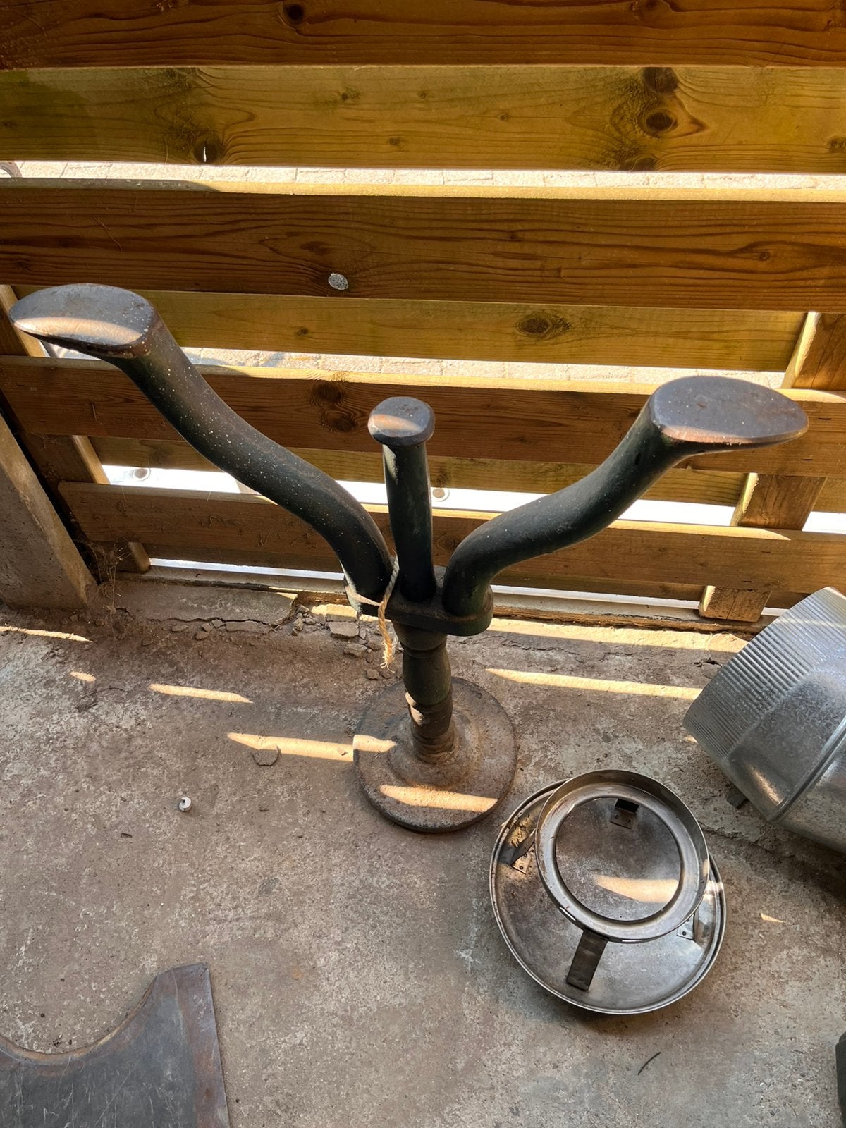 Schoenmakersleest met veel schoenmakersmateriaal, Ophalen