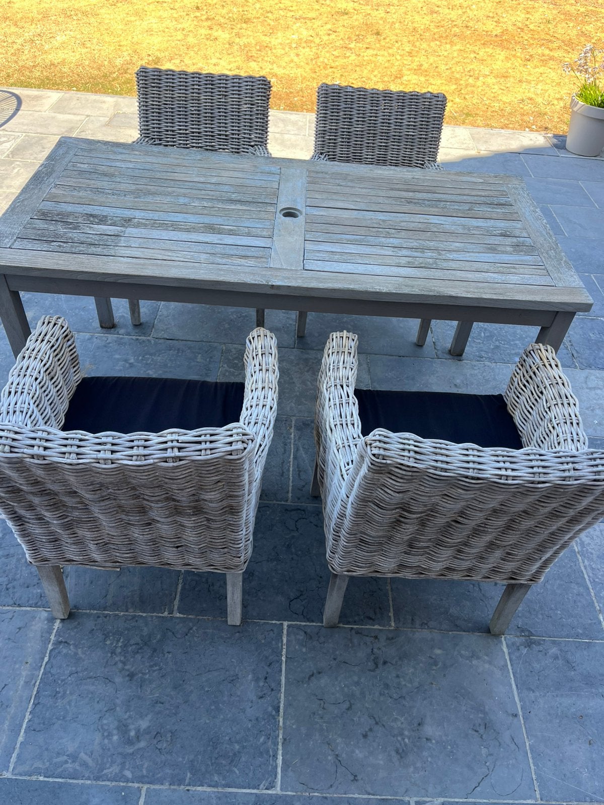 Teaktafel met 4 rieten zetels, Tuin en Terras, Ophalen, Zo goed als nieuw