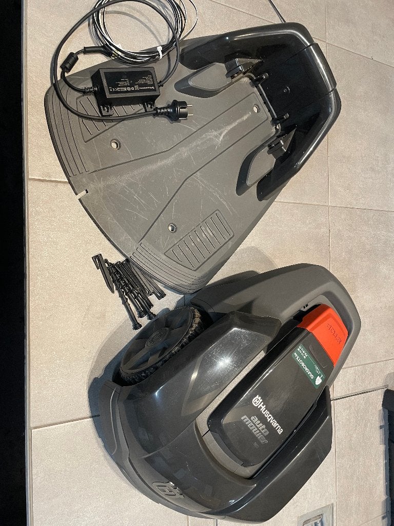 GRASROBOT HUSQVARNA AUTOMOVER 105, Enlèvement, Comme neuf, 20 à 25 cm, Husqvarna