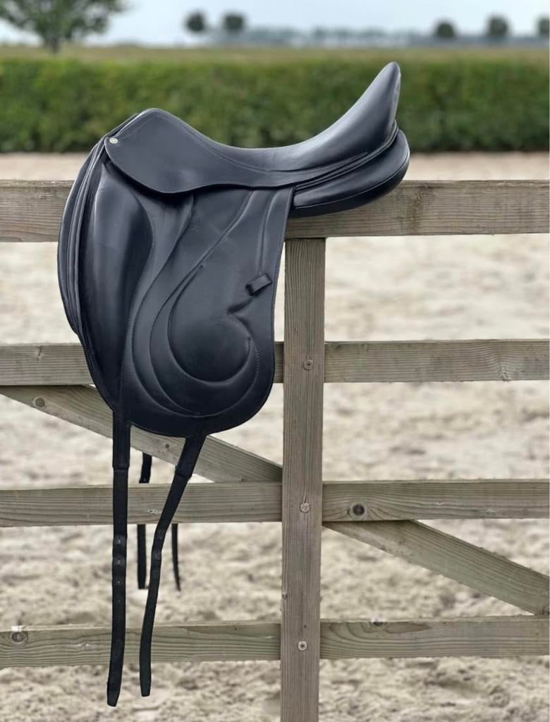 Antares Cadance Dressuurzadel, Dieren en Toebehoren, Paarden en Pony's | Zadels, Gebruikt, Dressuur, Ophalen