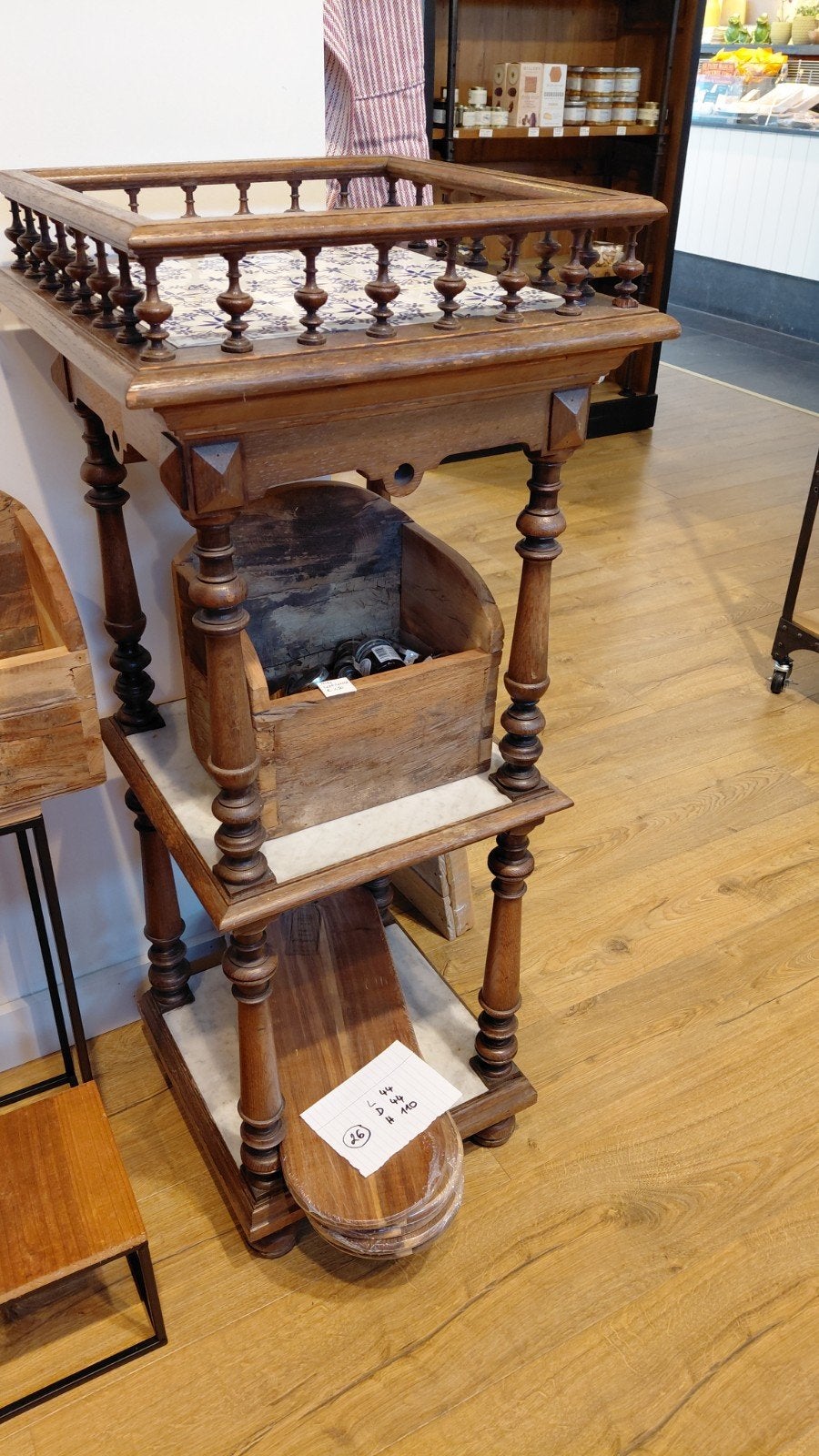 Étagère en bois marron avec tablettes et carreaux en marbre., Antiquités & Art, Enlèvement