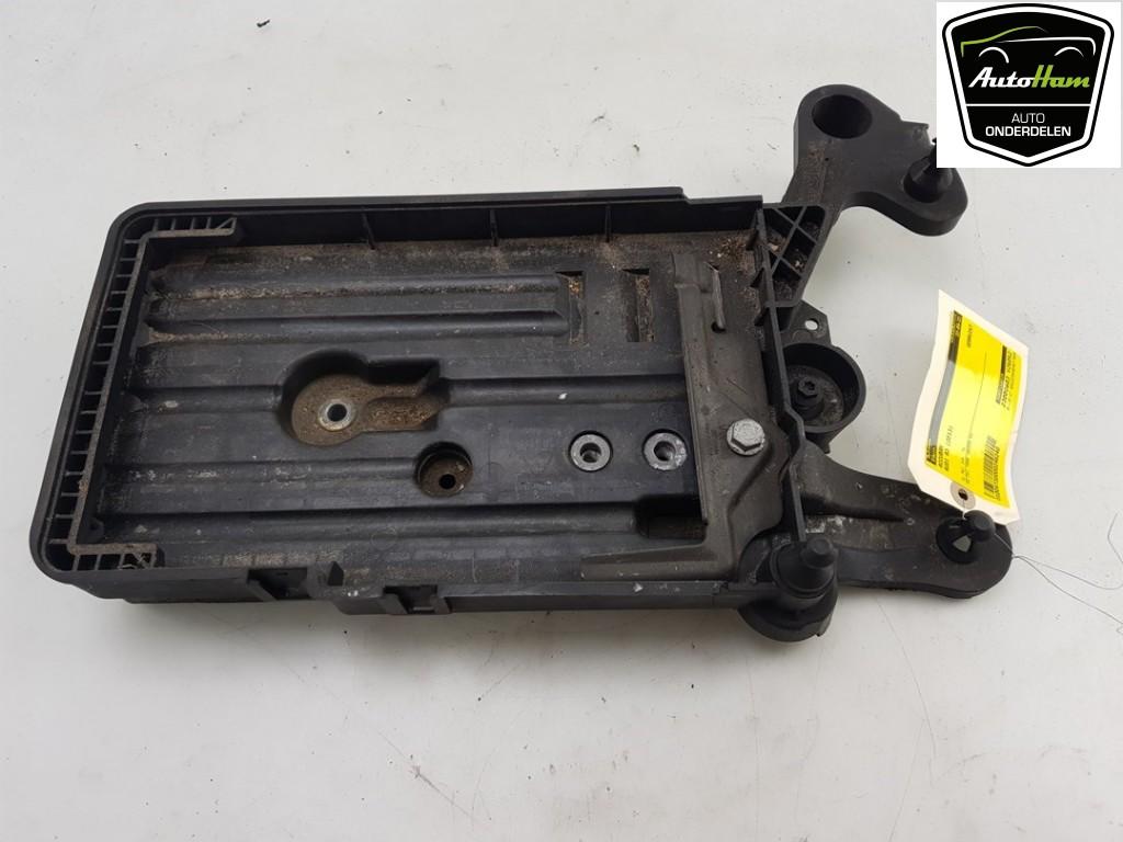 BAC A BATTERIE Audi A3 (8V1 / 8VK) (01-2012/10-2020), Utilisé, Audi