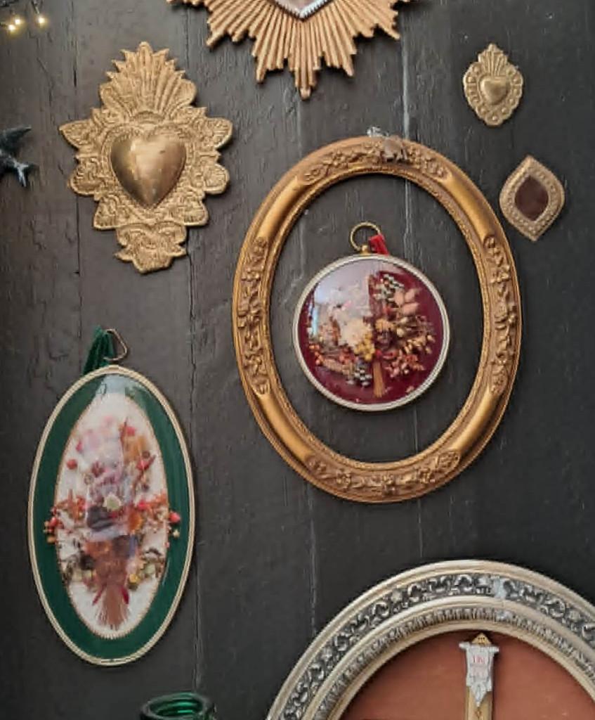 Paire de cadres vintage à fleurs séchées sous verre bombé, Enlèvement, Utilisé