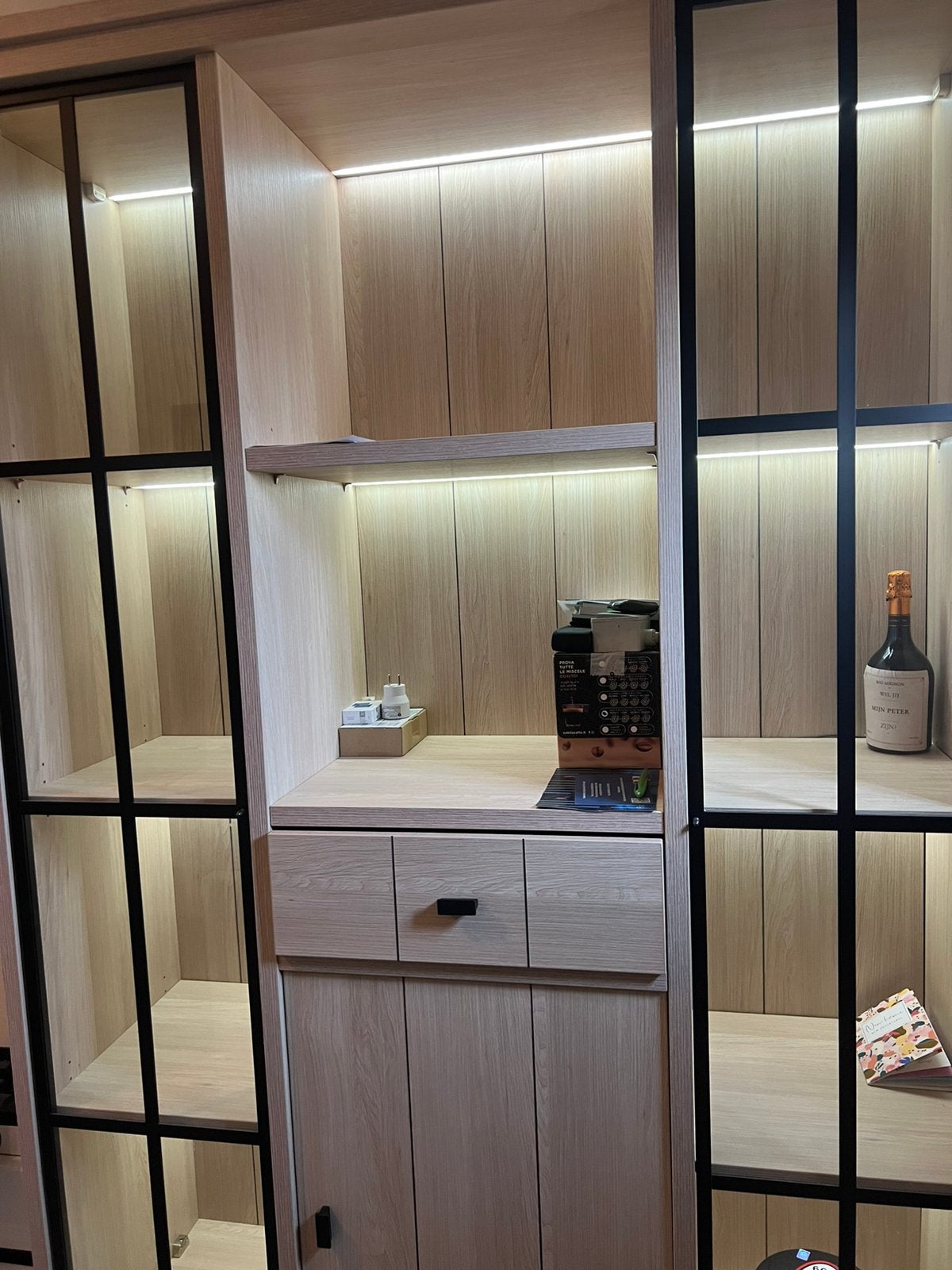 Vitrinekast steellook met led, Ophalen, Zo goed als nieuw