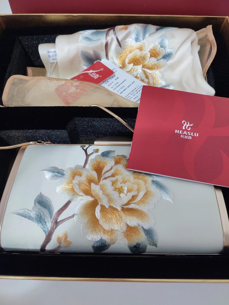 Begonia su embroidery crossbody bag, Handtassen en Accessoires, Tassen | Damestassen, Ophalen
