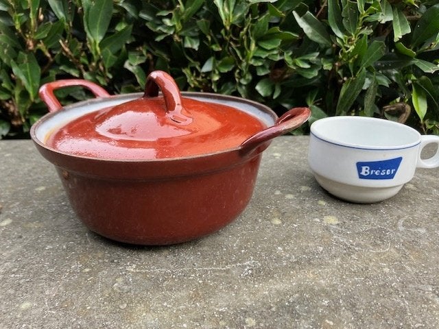 PETITE MARMITE VINTAGE EN ÉMAIL BRUN DIAM : 16 CM. H : 11 CM, Antiquités & Art, Enlèvement ou Envoi