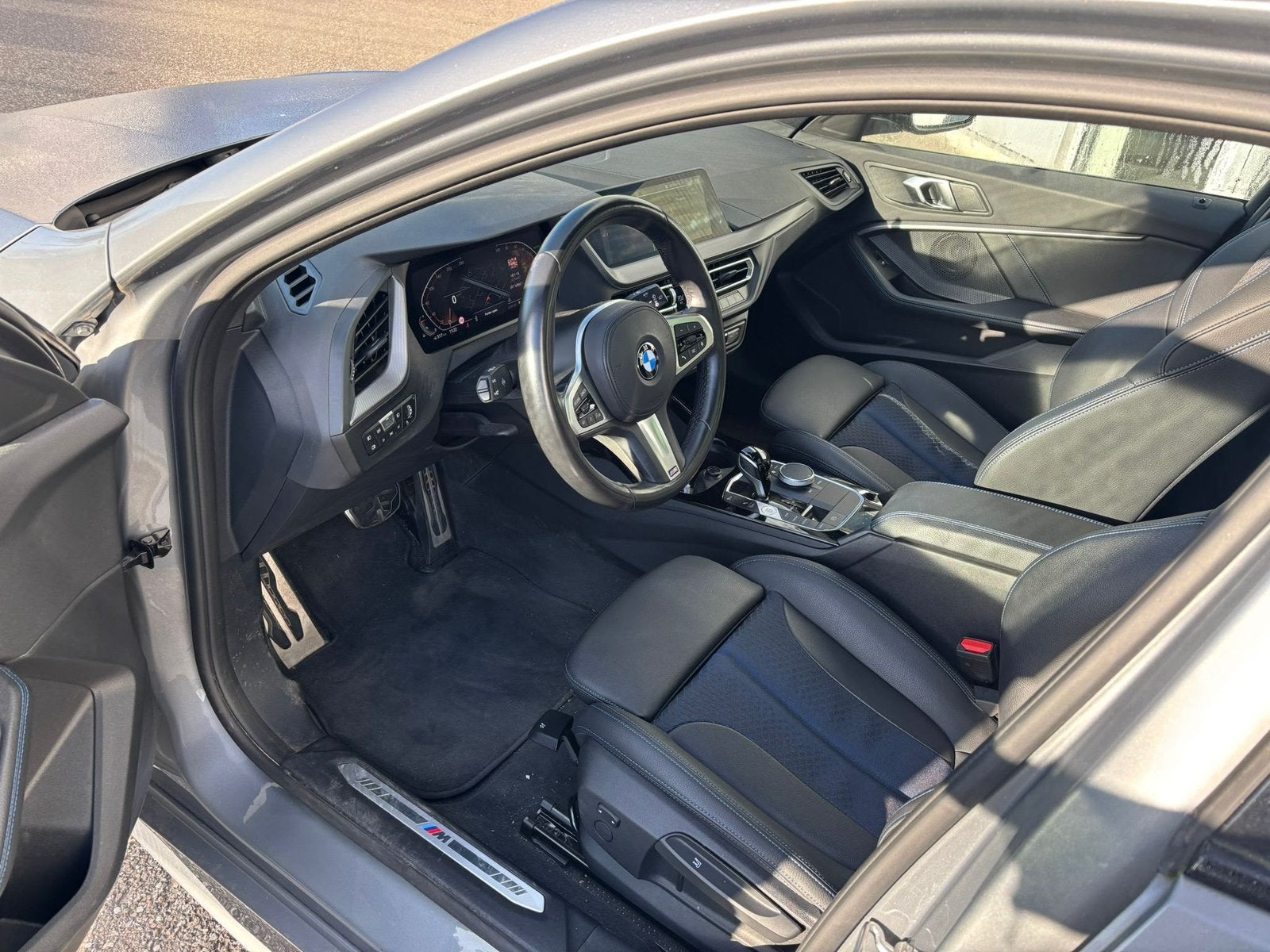 Zeer mooi BMW 116i met M pack! BMW garantie tot 2028!, Auto's, Dealer onderhouden, 1 Reeks, 4 cilinders, Leder en Stof