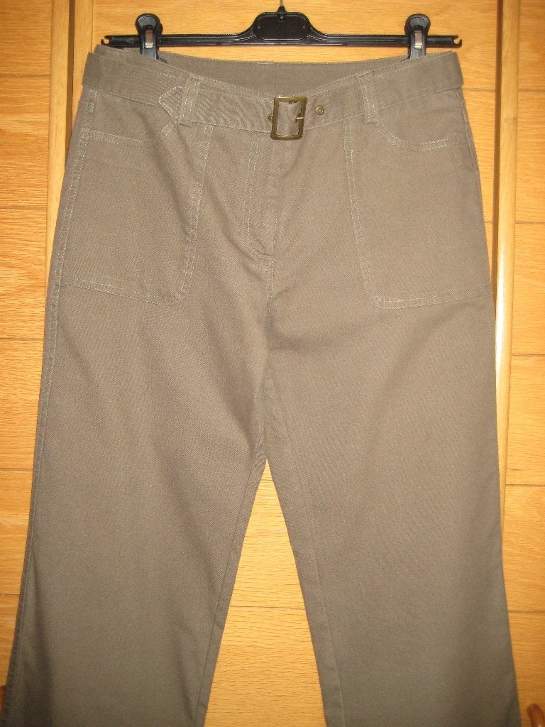 Mooie kaki dames zomerbroek - rechte wijde pijpen – mt 42, Ophalen of Verzenden, Zo goed als nieuw, Maat 42/44 (L), Lang