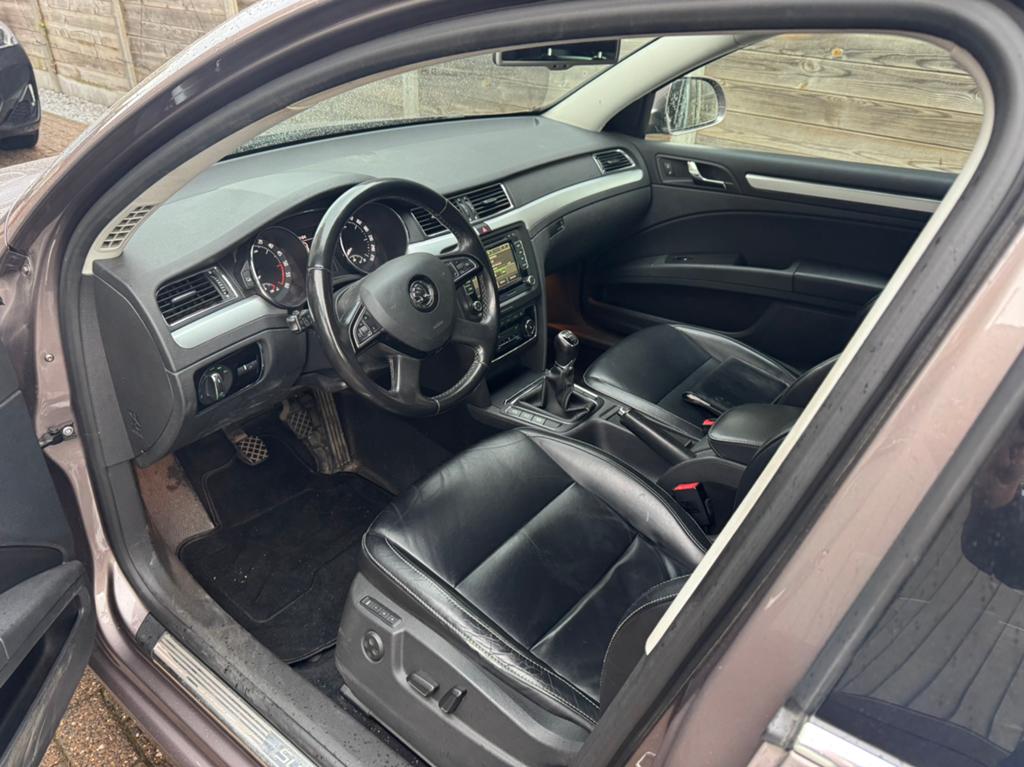 Skoda Superb 1.6 TDI EURO5 BWJ 2014 186 000 km, Autos, Skoda, Cuir, Euro 5, Achat, 5 portes
