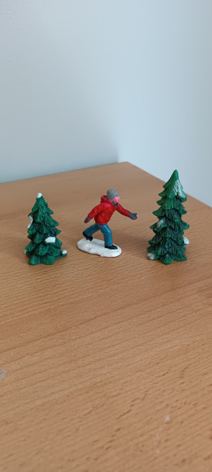 Lemax-personage met dennenbomen, Diversen, Kerst, Ophalen of Verzenden