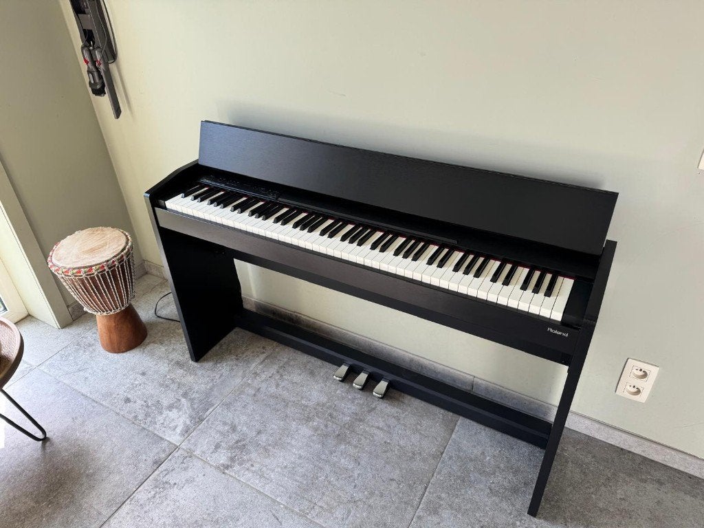 Digitale Piano: Roland F-130R in prima staat, Muziek en Instrumenten, Piano's, Ophalen, Zwart, Digitaal, Zo goed als nieuw