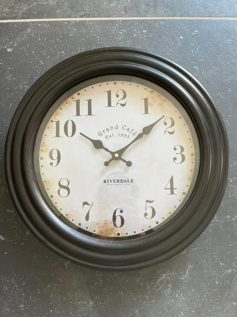 Landelijke klok Riverdale 40 cm, Huis en Inrichting, Woonaccessoires | Klokken, Ophalen, Zo goed als nieuw