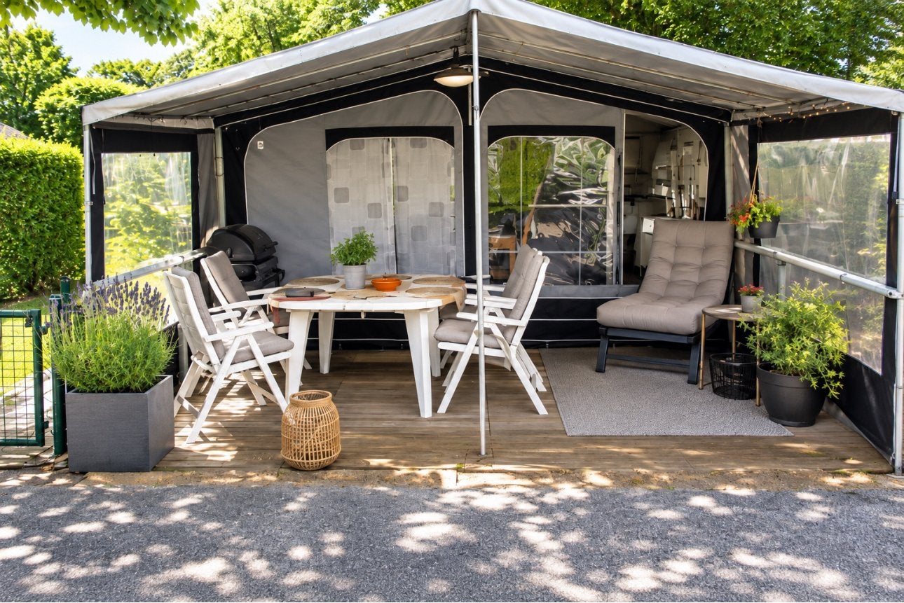 Complete caravan met privé parkeerplaats & inboedel