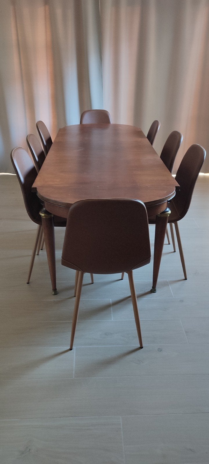 Grande table à manger, Enlèvement