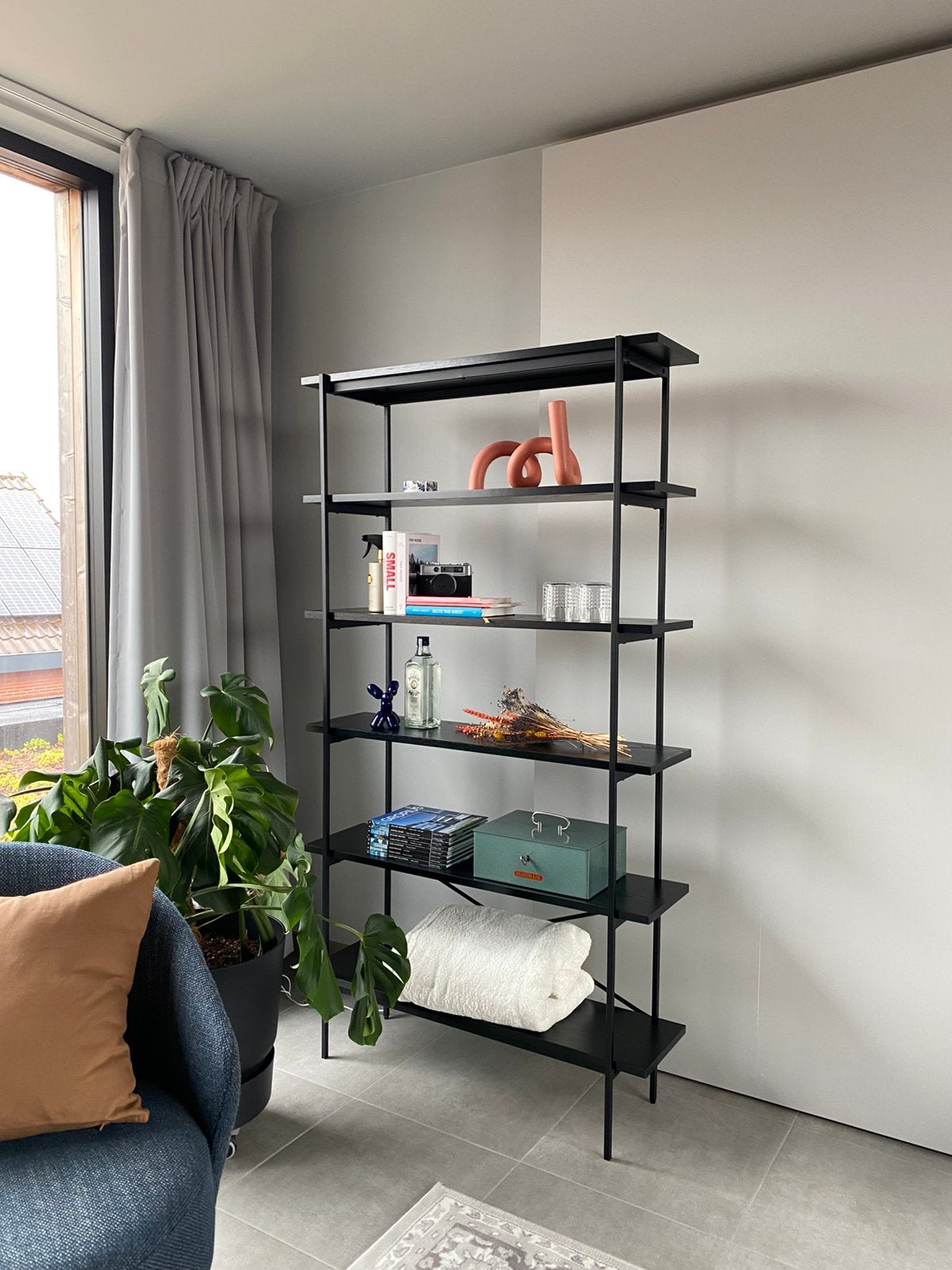 Boekenrek Angus zwart metaal en melamine houtstructuur, Ophalen, Zo goed als nieuw