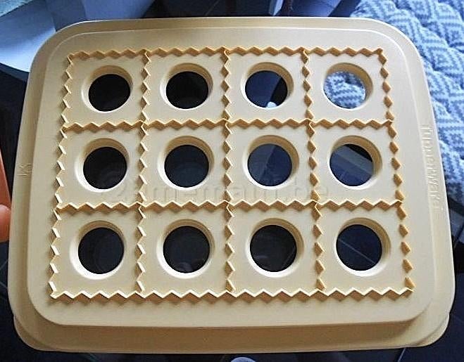 Tupperware : plaque à raviolis ou, Maison & Meubles, Enlèvement ou Envoi, Neuf, Crème