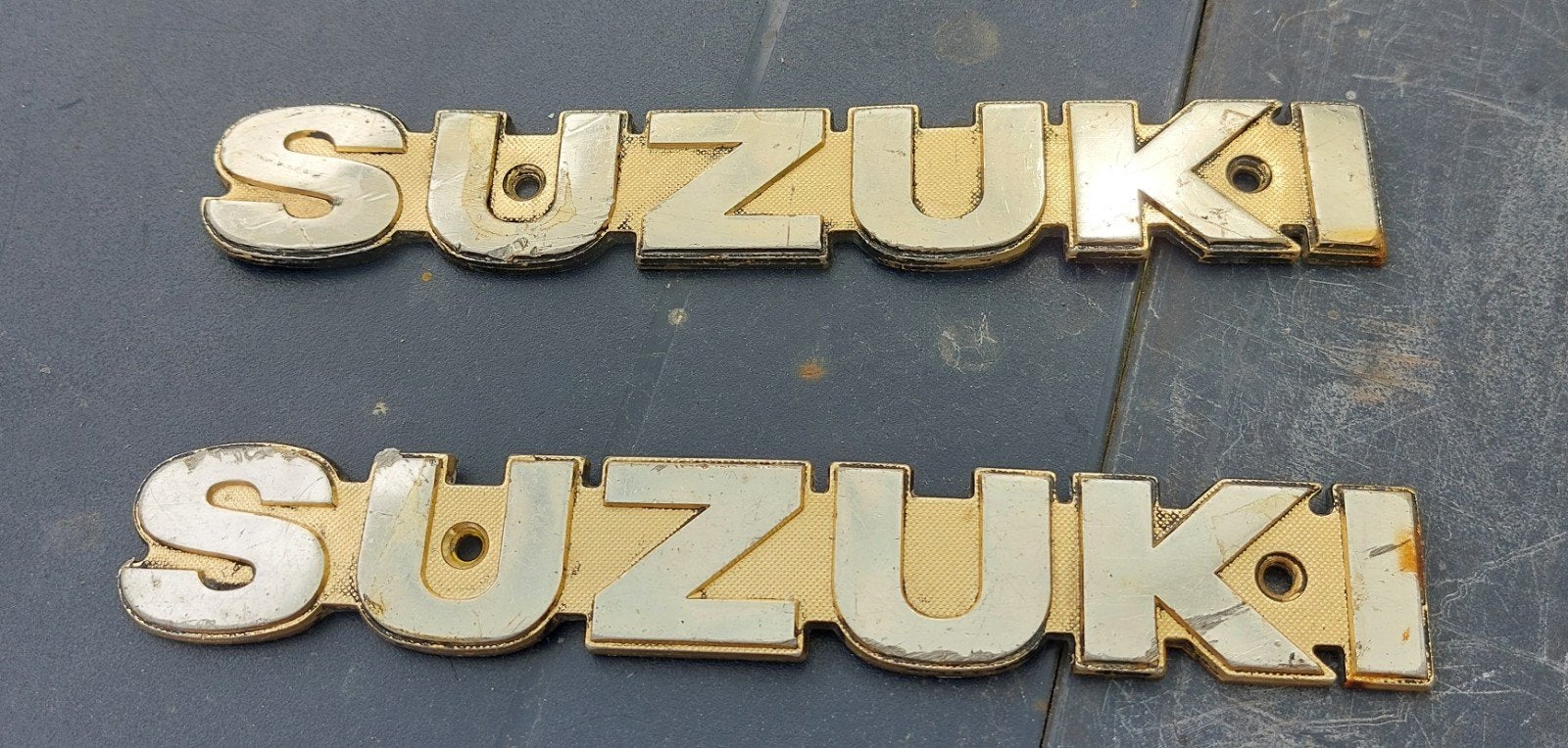 Logos de réservoir en aluminium Suzuki vintage, Motos, Enlèvement ou Envoi, Utilisé