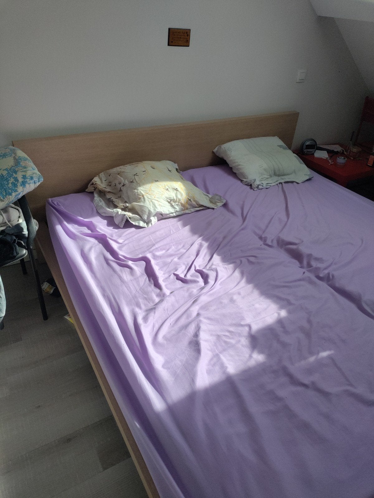 Stevig bed 180cmx200cm. Met 2 matrassen van 90 cm, Huis en Inrichting, Ophalen