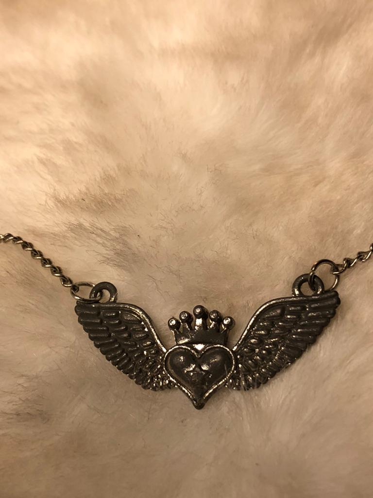 Pendentif en forme de cœur avec ailes et couronne, Enlèvement ou Envoi, Avec pendentif, Utilisé, Autres matériaux